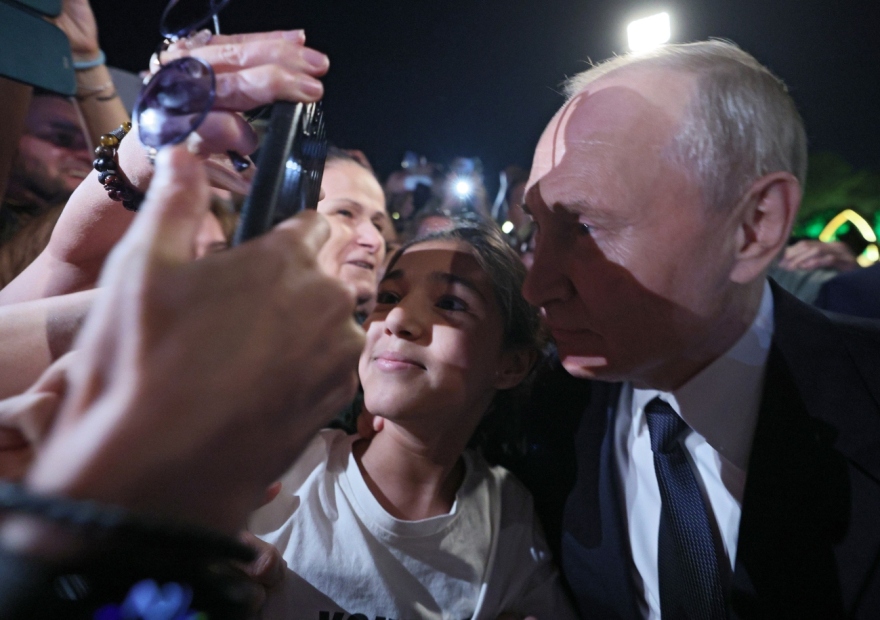 Βλαντίμιρ Πούτιν: Εμφανίστηκε ως ροκ σταρ στο Νταγκεστάν – Φήμες ότι ήταν ένας από τους σωσίες του