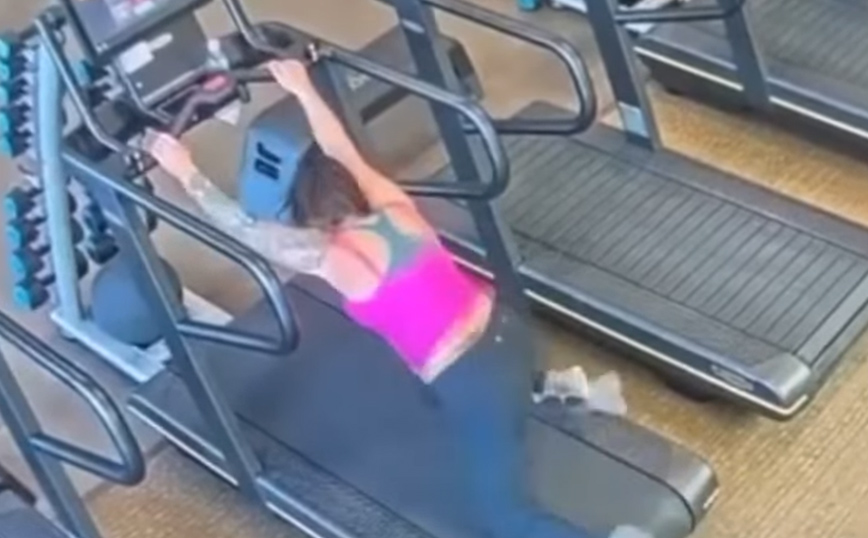 Το όχι και τόσο ευχάριστο ατύχημα στο γυμναστήριο – Γυναίκα ανέβηκε στο διάδρομο και κατέληξε ημίγυμνη