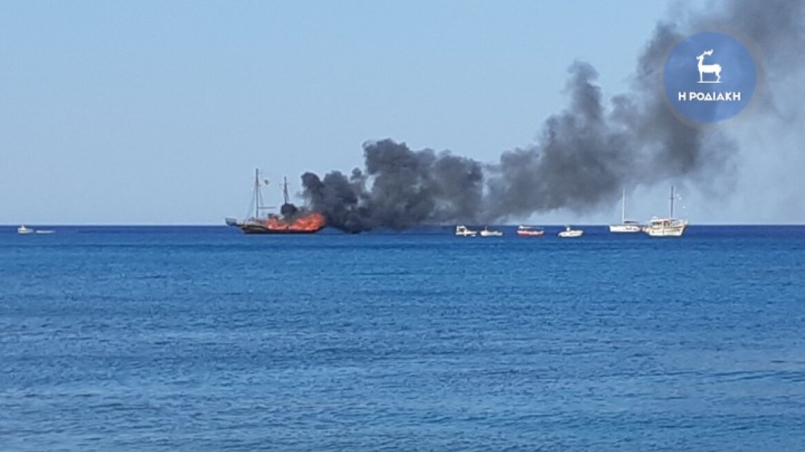 Φωτιά σε τουριστικό πλοιάριο στη Ρόδο – Aπομακρύνθηκαν όλοι οι επιβάτες
