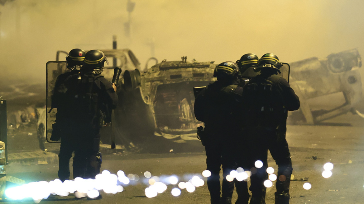 Γαλλία: Χάος και οργή για τέταρτη νύχτα – 45.000 αστυνομικοί και τεθωρακισμένα στους δρόμους