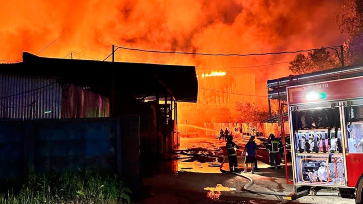 Ρωσία: Πυρκαγιά σε εργοστάσιο κατασκευής ξύλινων παλετών – Δείτε βίντεο