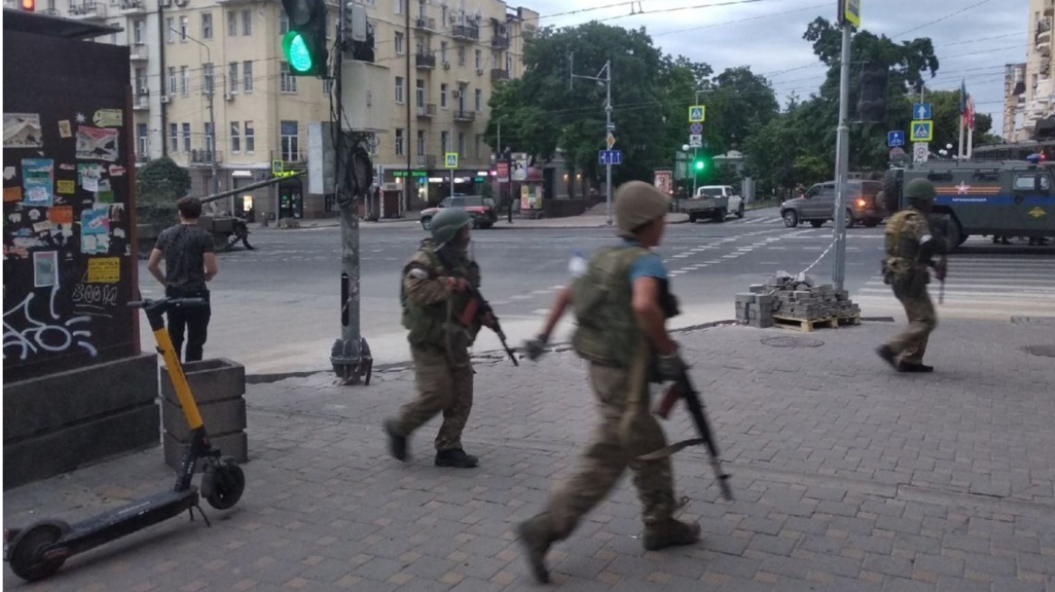 Βάγκνερ: Ο στρατός στους δρόμους του Ροστόφ, ο Πριγκόζιν λέει πως κατέρριψε ρωσικό στρατιωτικό ελικόπτερο (βίντεο)