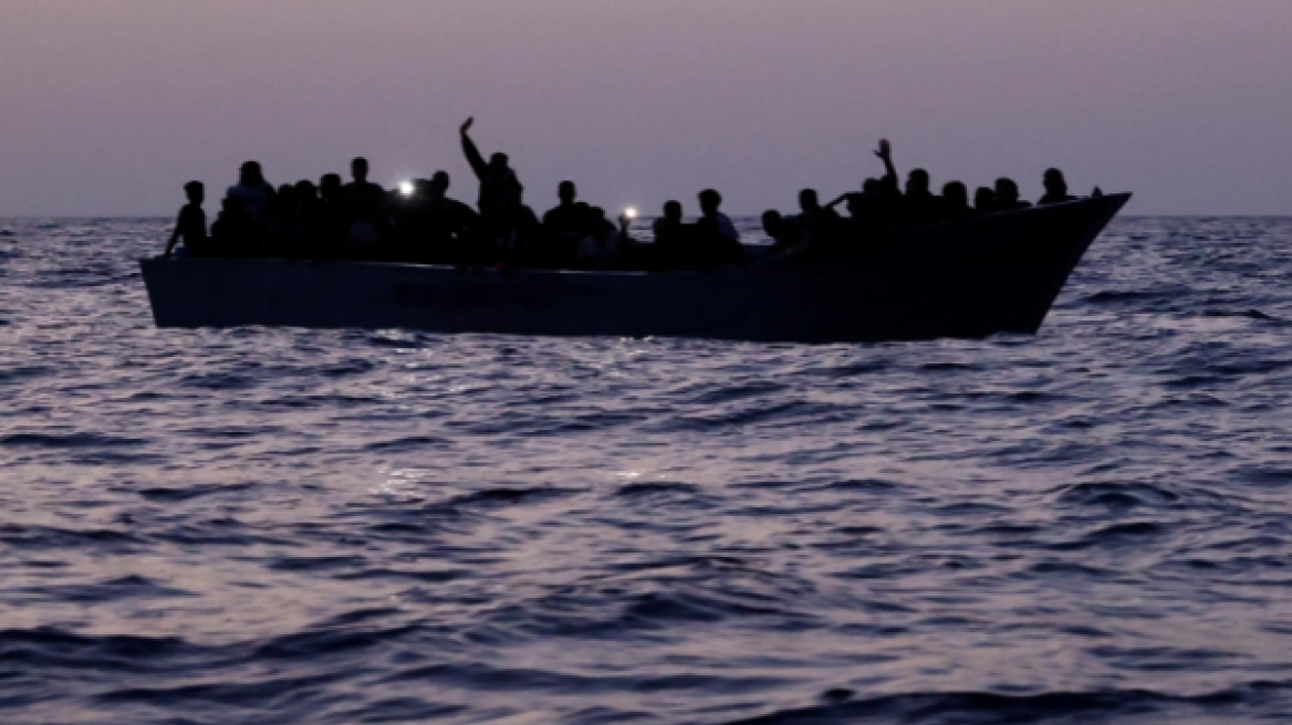 Ιταλία: Πλοίο με 50 μετανάστες πλέει ακυβέρνητο σε διεθνή χωρικά ύδατα στην κεντρική Μεσόγειο