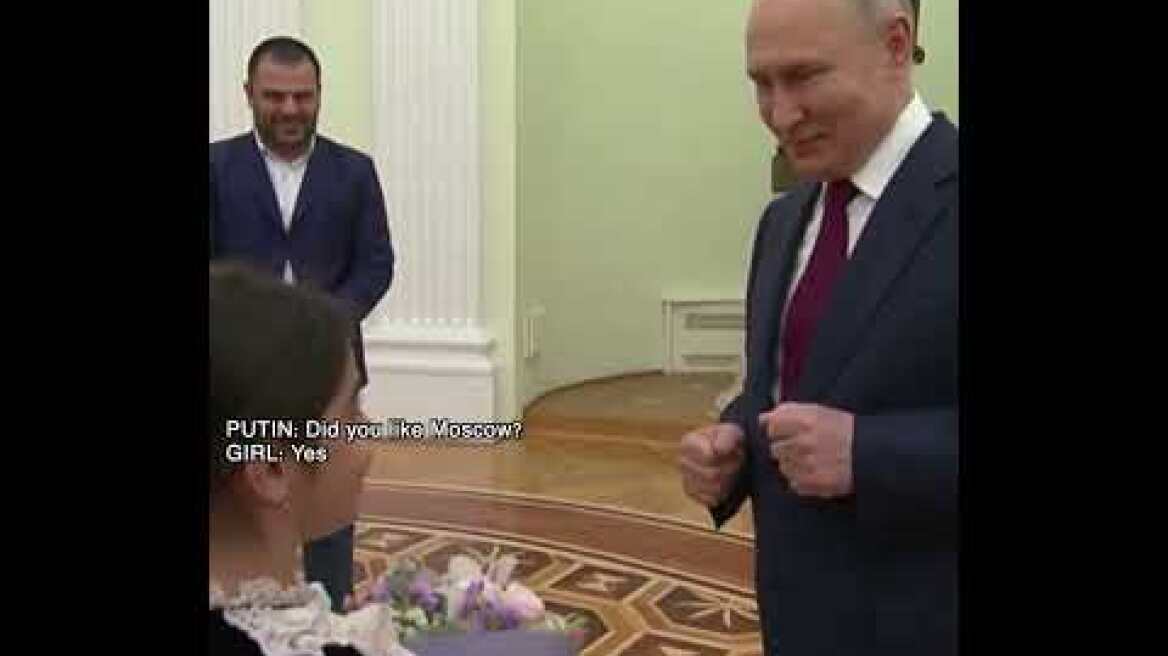 Βλαντιμίρ Πούτιν: Συνεχίζει τα επικοινωνιακά σόου – Υποδέχθηκε με αγκαλιές 8χρονο κορίτσι στο Κρεμλίνο
