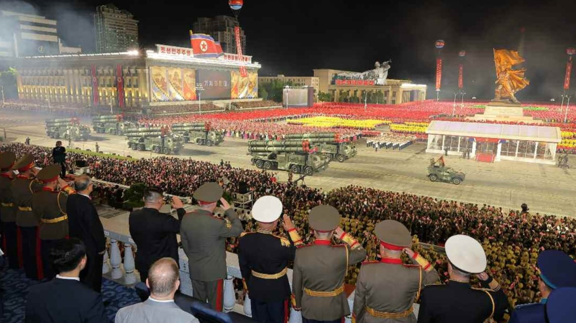 Βόρεια Κορέα: Ο Κιμ Γιονγκ Ουν παρακολουθεί στρατιωτική παρέλαση με νέους βαλλιστικούς πυράυλους και drone