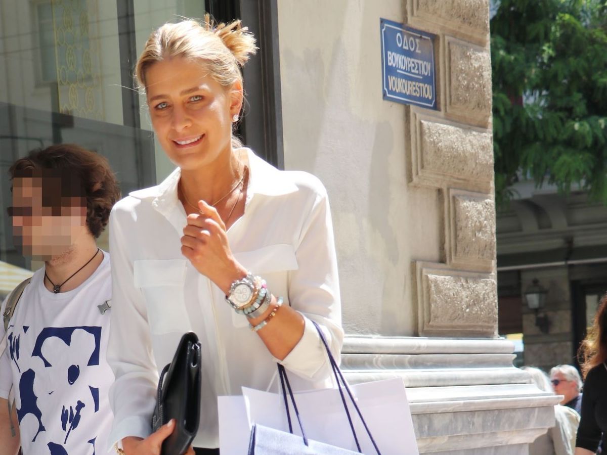 Τατιάνα Μπλάτνικ: Έβαλε το λευκό πουκάμισο στο καλοκαιρινό office look της