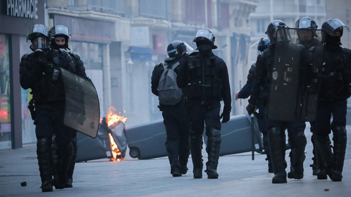 Σε κατάσταση πολιορκίας η Γαλλία – 45.000 αστυνομικοί ξανά στους δρόμους