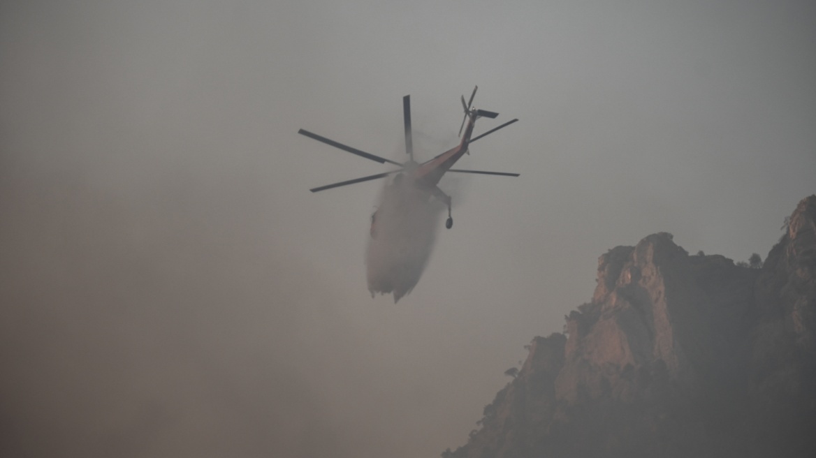 Ιταλία: Αναγκαστική προσγείωση ελικοπτέρου που συμμετείχε σε επιχείρηση για την κατάσβεση πυρκαγιών στην Σικελία