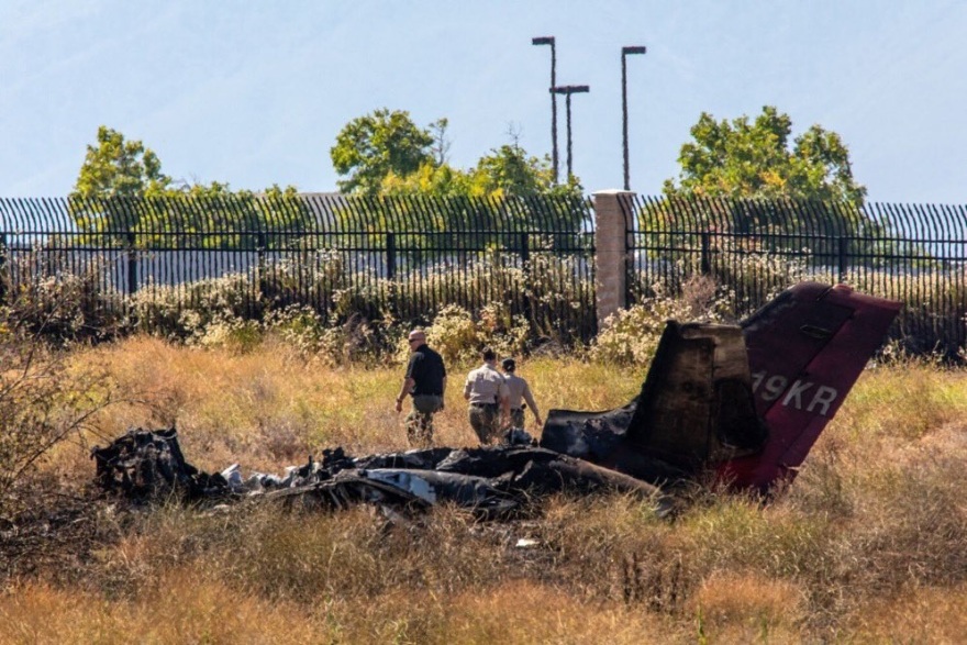 ΗΠΑ: Μικρό αεροσκάφος συνετρίβη κοντά σε αεροδρόμιο στο Λος Άντζελες – Νεκροί και οι έξι επιβαίνοντες – Βίντεο