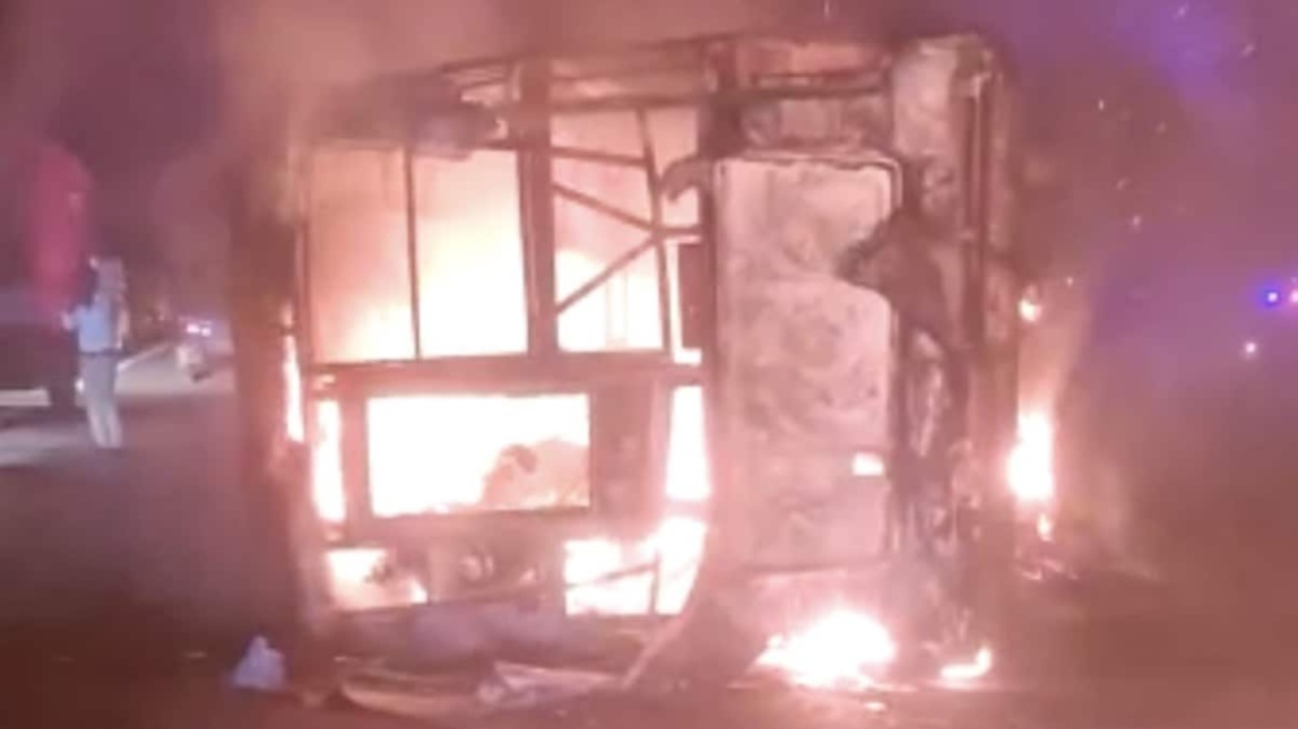 Ινδία: Τουλάχιστον 25 νεκροί από πυρκαγιά σε λεωφορείο – Δείτε βίντεο
