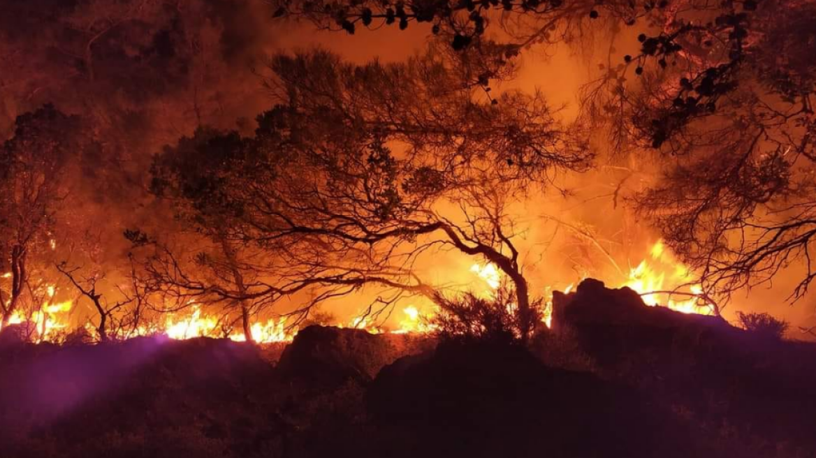 Ρόδος: Εκτός ελέγχου η πυρκαγιά,  πάει προς μεγάλο δάσος Λαέρμων
