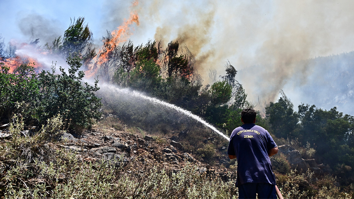 Βελτιωμένη η εικόνα των πυρκαγιών σε Δ. Αττική, Λακωνία και Ρόδο – Κίνδυνος για εξάπλωση λόγω καύσωνα