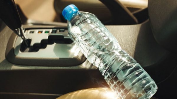 Πώς από ένα ξεχασμένο μπουκάλι με νερό σε περίοδο καύσωνα μπορούμε να βάλουμε φωτιά στο αυτοκίνητό μας
