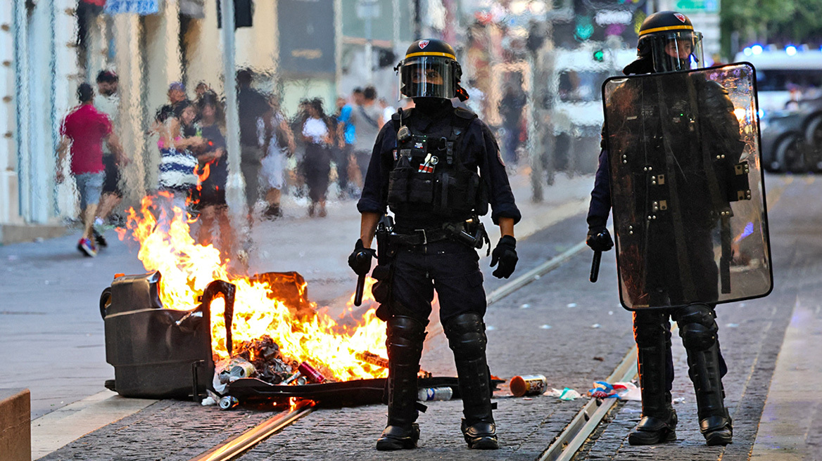 Ταραχές στη Γαλλία:  Ποιος και πώς θα σβήσει τη «φωτιά» των διαδηλώσεων