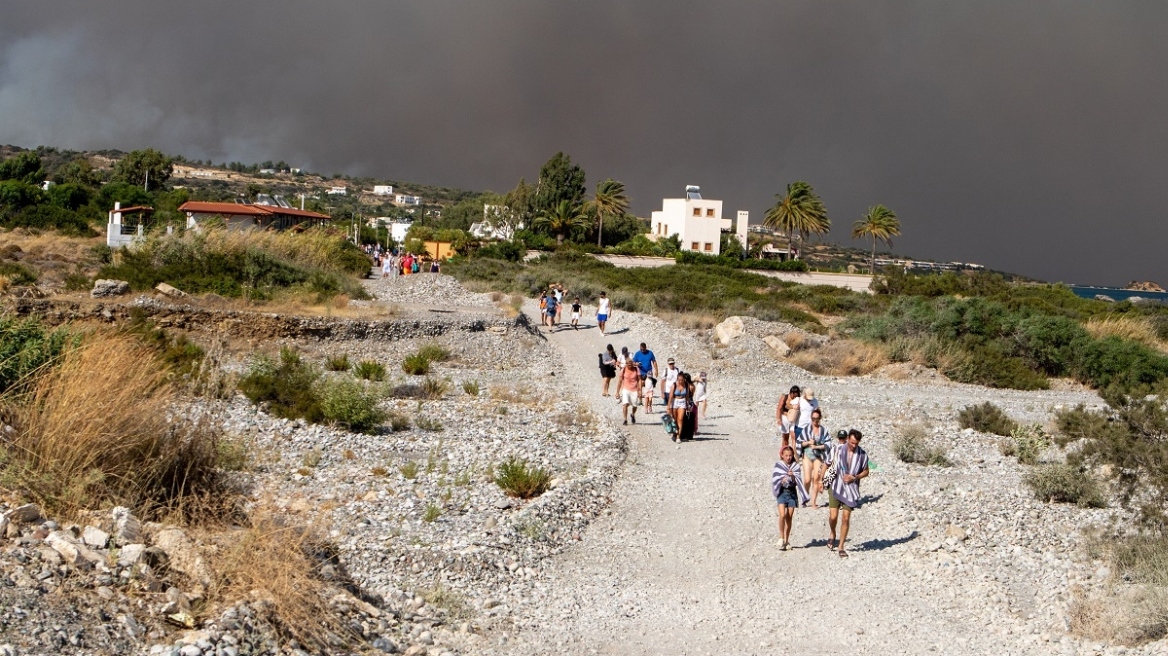 Φωτιά στη Ρόδο: Ολοκληρώθηκε η μεγαλύτερη επιχείρηση εκκένωσης που έγινε ποτέ σε πυρκαγιά στην Ελλάδα
