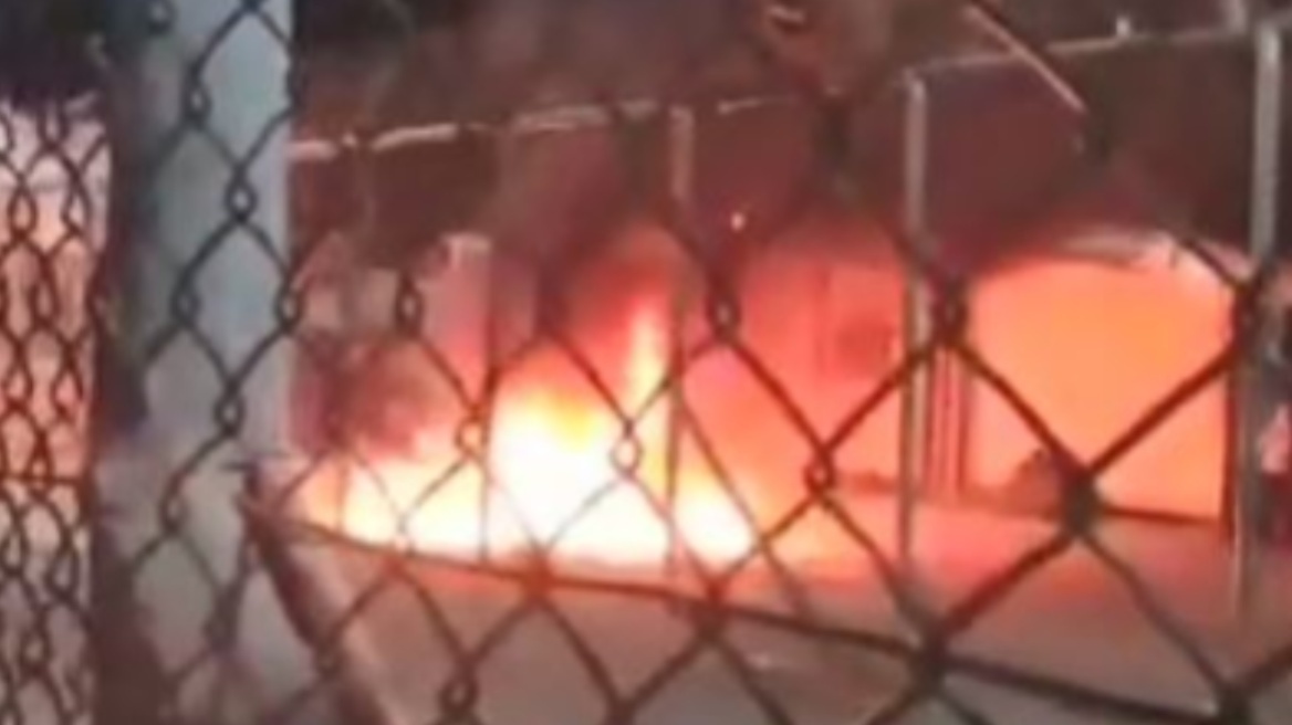 Επεισόδια στο Κέντρο Κράτησης της Αμυγδαλέζας: Μετανάστες έβαλαν φωτιές