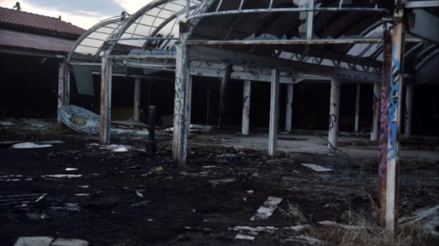 Κηφισιά: Σημαντικές υλικές ζημιές προκάλεσε η φωτιά στο εγκαταλελειμμένο ξενοδοχείο «Grand Chalet»