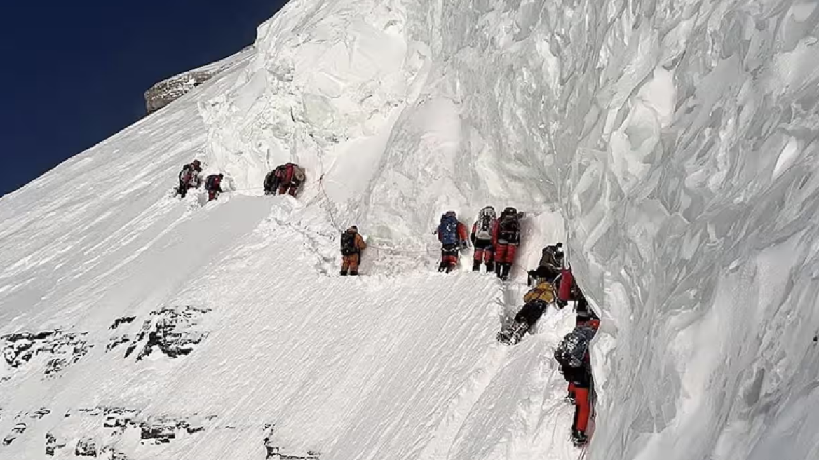 Σάλος με βίντεο που δείχνει ορειβάτες να περνούν πάνω από ετοιμοθάνατο αχθοφόρο κατά την ανάβασή τους στο K2