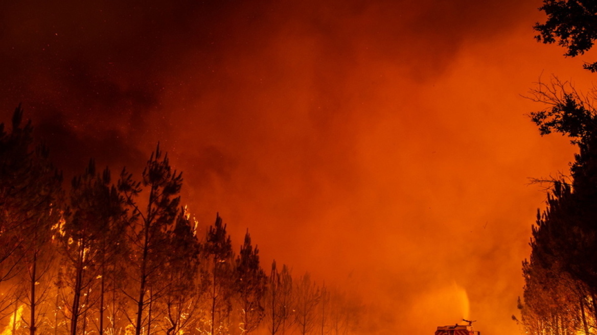 Γαλλία: Πυρκαγιά μαίνεται στα νότια, απειλείται παραθαλάσσιο θέρετρο – Απομακρύνθηκαν 3.000 άνθρωποι