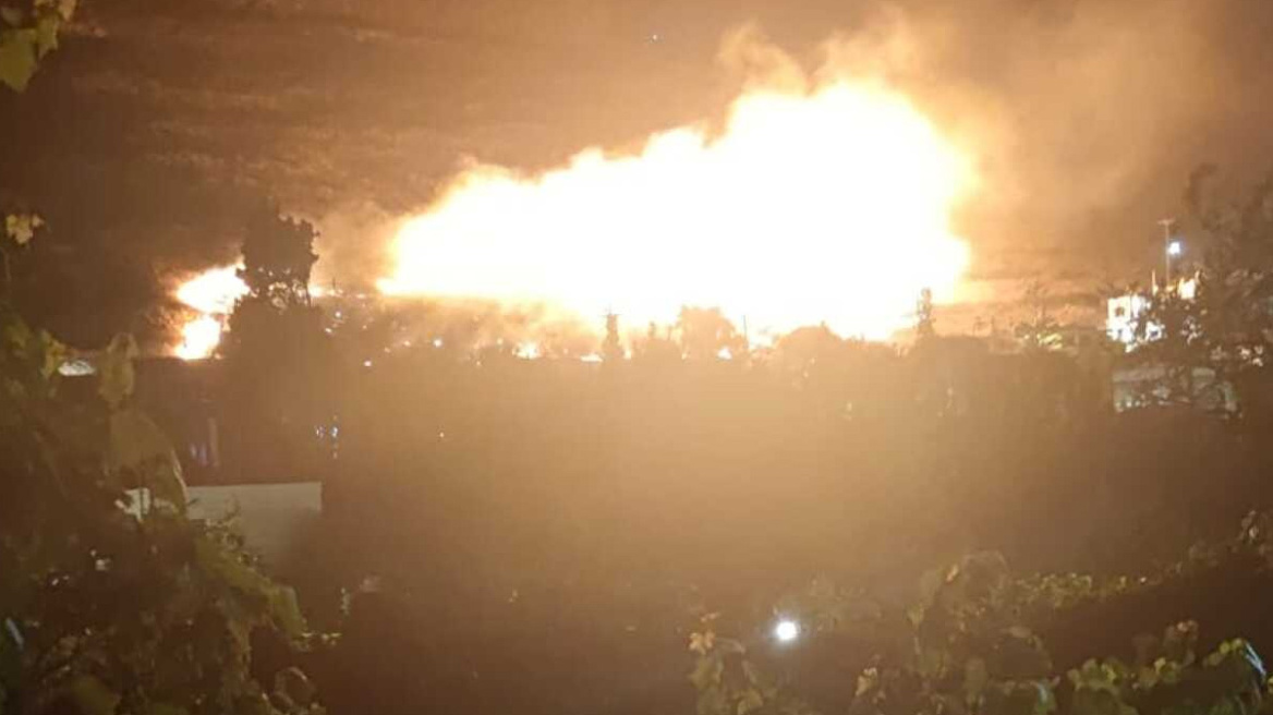 Φωτιές: Ολονύχτια μάχη με τις φλόγες στο Σοφό Ασπροπύργου – Σε δύσβατο σημείο η πυρκαγιά, ισχυροί άνεμοι στην περιοχή