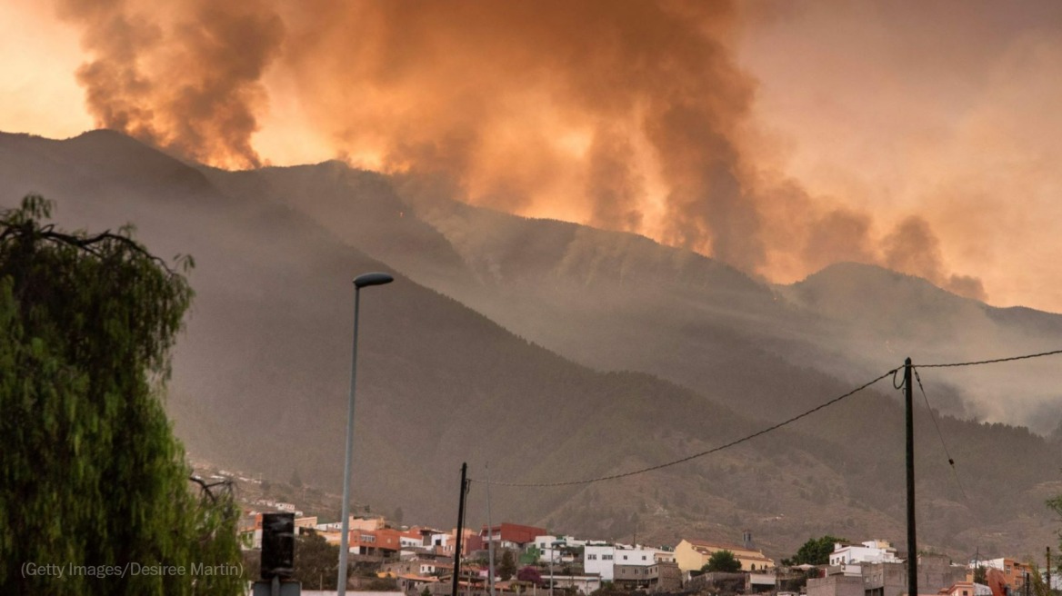 Ισπανία: Περίπου 4.000 άνθρωποι απομακρύνθηκαν λόγω της καταστροφικής φωτιάς – Χιλιάδες καμένα στρέμματα στην Τενερίφη