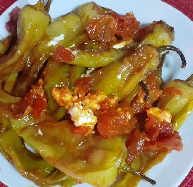 Καλοκαιρινό πεντανόστιμο φαγητό – Τηγανιτές πιπεριές με σάλτσα και φέτα !!!
