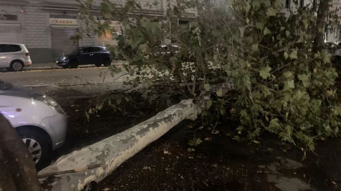 Μιλάνο: Σφοδρή νεροποντή – Έπεσαν δέντρα, ζημιές σε στέγες σπιτιών