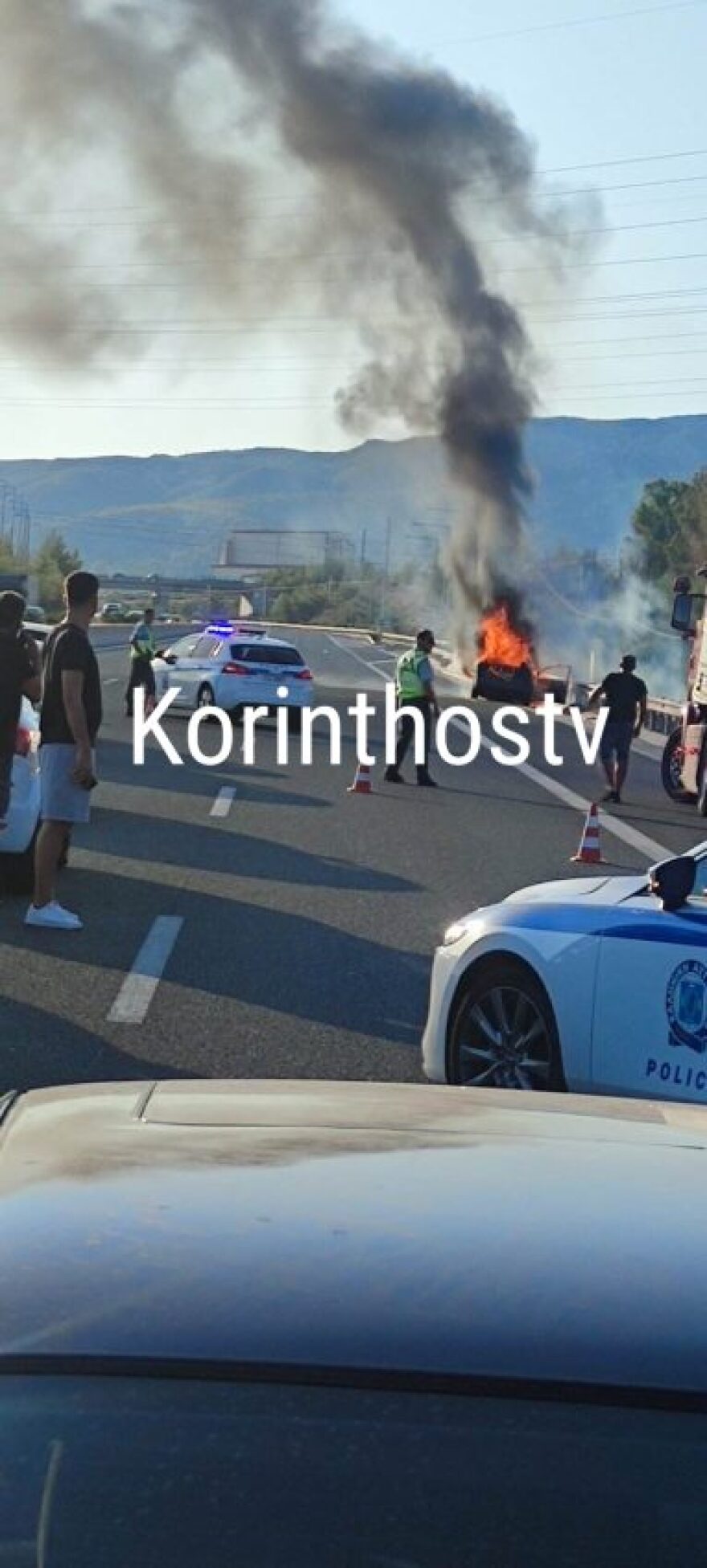 Στις φλόγες τυλίχθηκε αυτοκίνητο εν κινήσει στην εθνική οδό Αθηνών-Κορίνθου στο ύψος των Αγίων Θεοδώρων