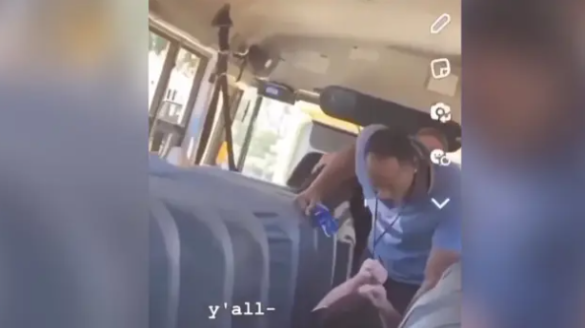 Τέξας: Σάλος με βίντεο που δείχνει συνοδό σχολικού λεωφορείου να χτυπά βάναυσα 17χρονο μαθητή
