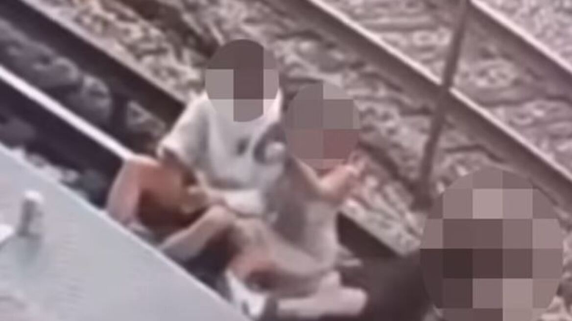 ΗΠΑ: Τρομακτικό βίντεο – Έκατσαν σε γραμμές τρένου για μια selfie και τους «χτύπησε» το ρεύμα