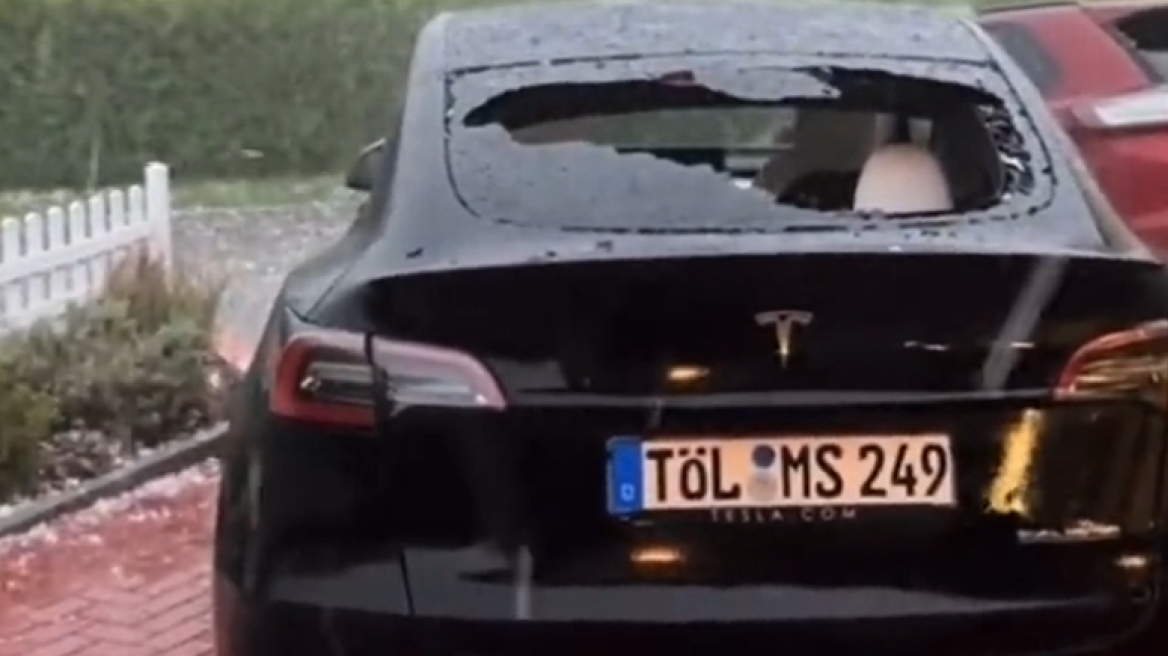 Ελβετία: Το χαλάζι διαλύει το πίσω τζάμι ενός Tesla – Δείτε βίντεο