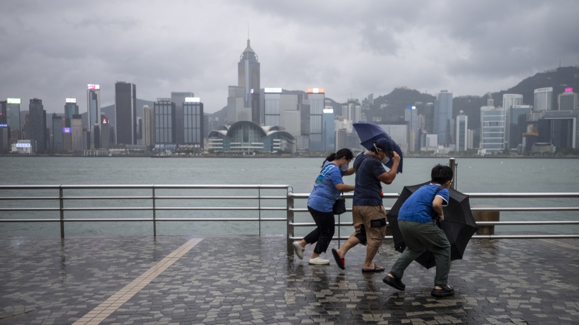 Ο τυφώνας Σάολα «σαρώνει» την Κίνα – Τουλάχιστον ένας νεκρός