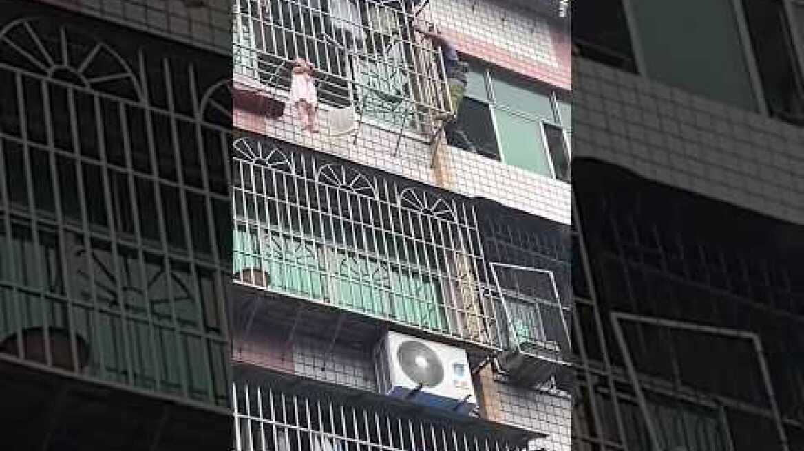 Κίνα: Γείτονες έσωσαν παιδί σε πολυκατοικία που κρεμόταν στον αέρα από ύψος 21 μέτρων – Βίντεο