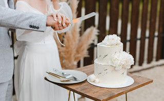 Νύφη έφυγε από τον γάμο της γιατί ο γαμπρός της έριξε τούρτα στο πρόσωπο – «Του είπα ότι αν μου το έκανε, θα τον άφηνα»
