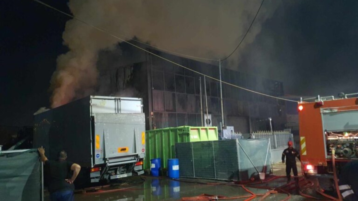 Ασπρόπυργος: Υπό μερικό έλεγχο η πυρκαγιά σε εργοστασιακό χώρο – Μεγάλες υλικές ζημιές