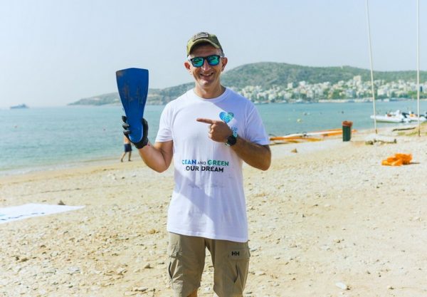 Ο Όμιλος Επιχειρήσεων Σαρακάκη και Kinsen – Europcar καθάρισαν την παραλία της Βάρκιζας