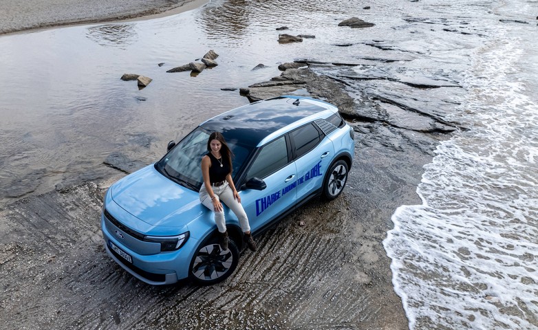 Lexie Alford: Η βόλτα της εντυπωσιακής εξερευνήτριας στην παραλιακή με το νέο αμιγώς ηλεκτρικό Ford Explorer