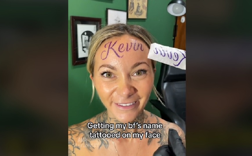 Έκανε τατουάζ το όνομα του συντρόφου της στο μέτωπο – Λένε πως είναι φάρσα αλλά εκείνη επιμένει: «Είναι αληθινό»