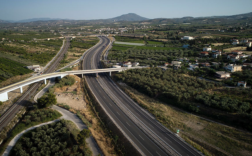 Μέσω αμφιδρόμησης η κυκλοφορία των οχημάτων προς Αθήνα στο ύψος του Ελαιώνα Αιγιάλειας