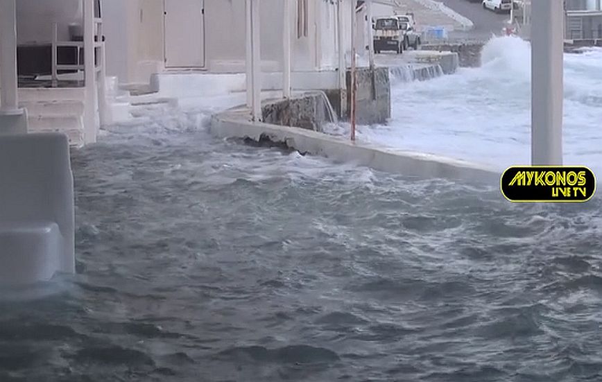 Πλημμύρισαν η μικρή Βενετία και τα σοκάκια στα Ματογιάννια από τις βροχές και τις καταιγίδες