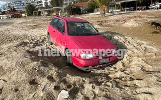 Ζευγάρι πήγε για ρομαντικό ραντεβού στην παραλία και… «κόλλησε» στην αμμουδιά με το αυτοκίνητο