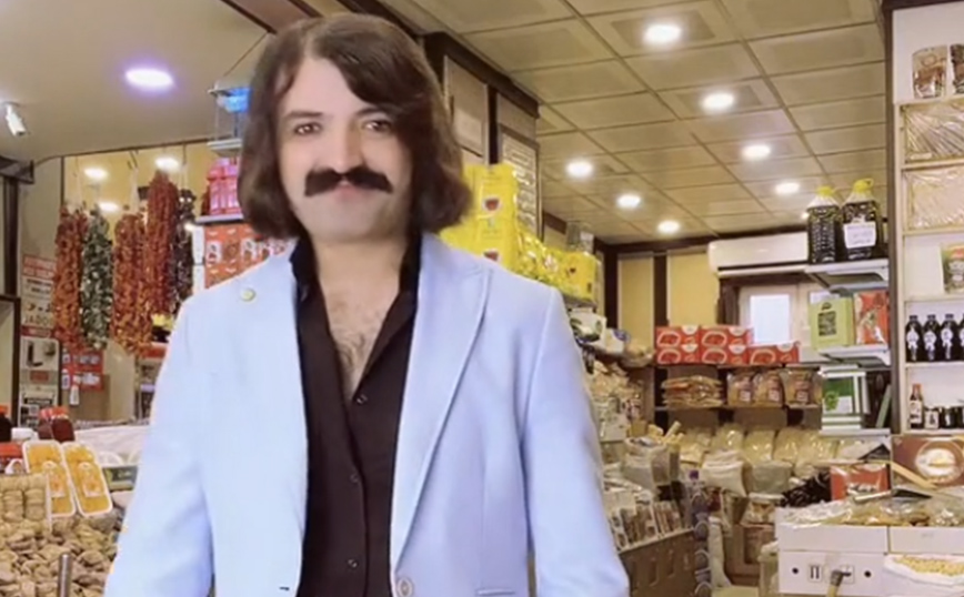 O Τούρκος με το 70’s μαλλί και μουστάκι που μοιάζει με τον Τόνι Σφήνο… έγινε viral με το «Έκπτωτος Άγγελος»