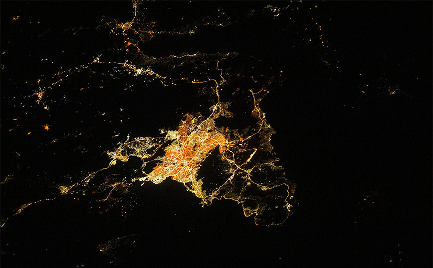 Η Αθήνα τη νύχτα από το Διάστημα – Η εντυπωσιακή αεροφωτογραφία της NASA