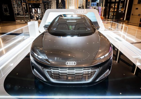 Audi grandsphere: Προλάβετε να καθίσετε στο εντυπωσιακό πρωτότυπο τετράθυρο GT και να πάρετε μέρος στο μεγάλο διαφωνισμό 