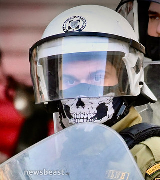 Ο άντρας των ΜΑΤ με τη μάσκα – νεκροκεφαλή στην πορεία για τον Γρηγορόπουλο που προκάλεσε αίσθηση