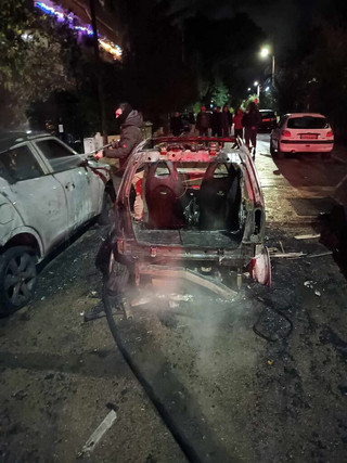 Στις φλόγες τυλίχθηκαν τρια αυτοκίνητα στα Βριλήσσια