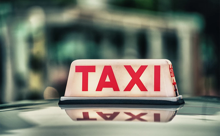 Κούρσα τρόμου για οδηγό ταξί στον Βόλο – Αντί να τον πληρώσουν, τον κυνήγησαν με λοστό