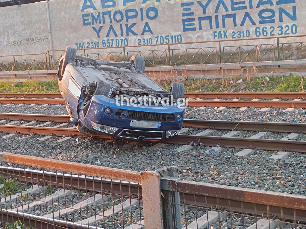 Θεσσαλονίκη: Αυτοκίνητο ντελαπάρησε στις γραμμές του τρένου – Το εγκατέλειψε εκεί ο οδηγός