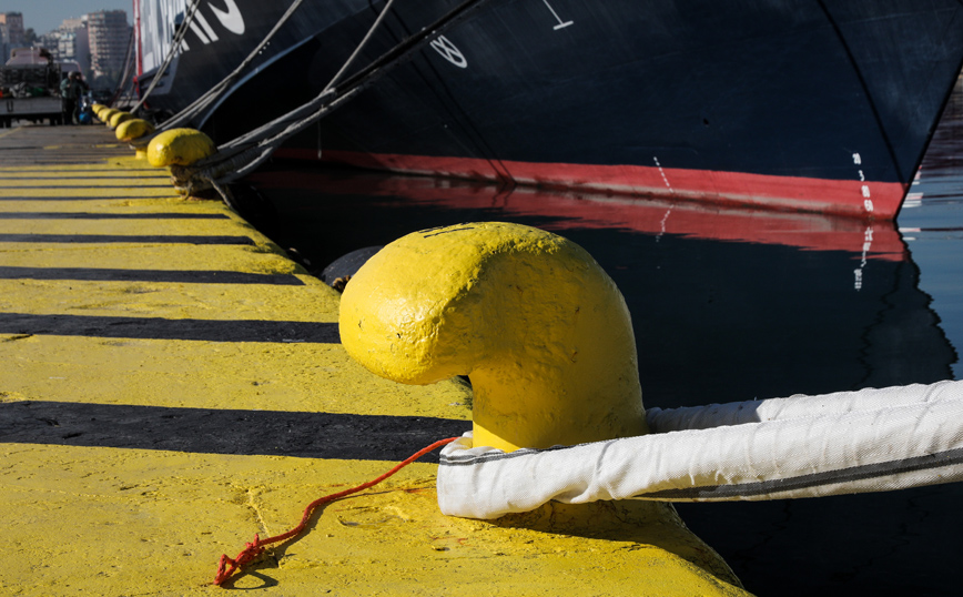 Παραλίγο τραγωδία στο λιμάνι της Ερμούπολης: Νεαρός με skateboard πετάχτηκε στον καταπέλτη πλοίου