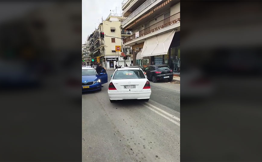 Το… παρκάρισμα της χρονιάς στη Θεσσαλονίκη: Παράτησε το αυτοκίνητό του στη μέση του δρόμου
